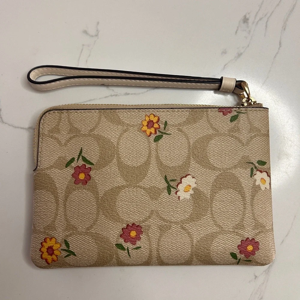 Coach Corner Zip Wristlet Canvas Nostalgic Ditsy Print, limited edition- EUC - Picture 6 of 13